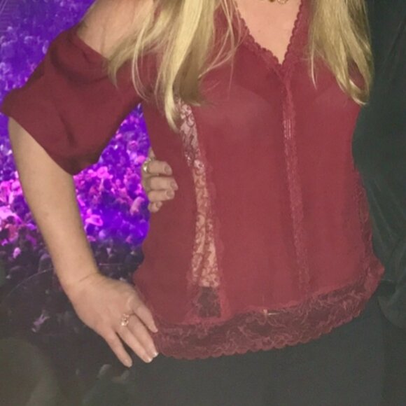 Alice + Olivia Women's Farah Sheer Lace Cold-Shoulder Top - Picture 4 of 8